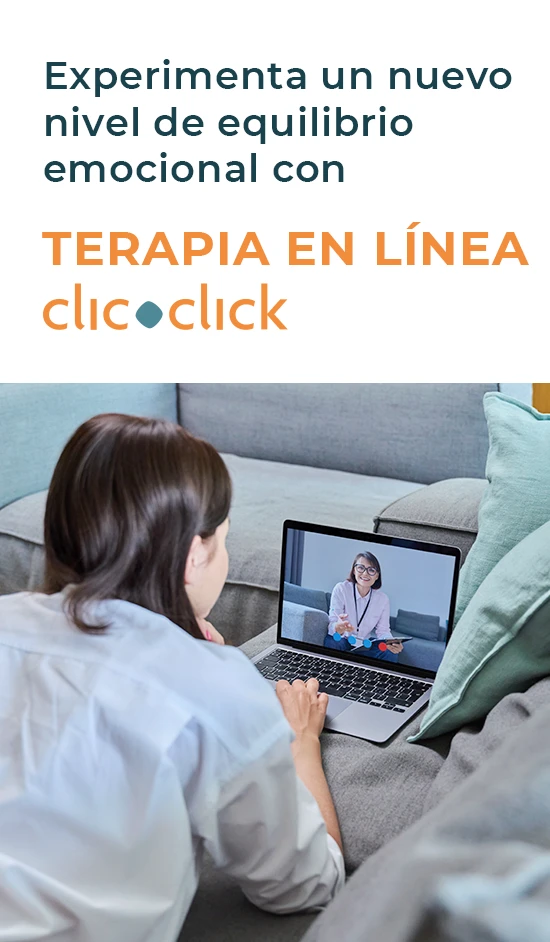 Mujer tomando terapia en lnea clicoclick