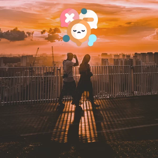 Dos personas recortadas contra el horizonte de una ciudad al atardecer, navegando por su relación y enfrentando la ansiedad juntas.