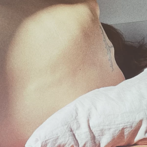 Una mujer con un tatuaje en la espalda, que expresa ansiedad sexual.