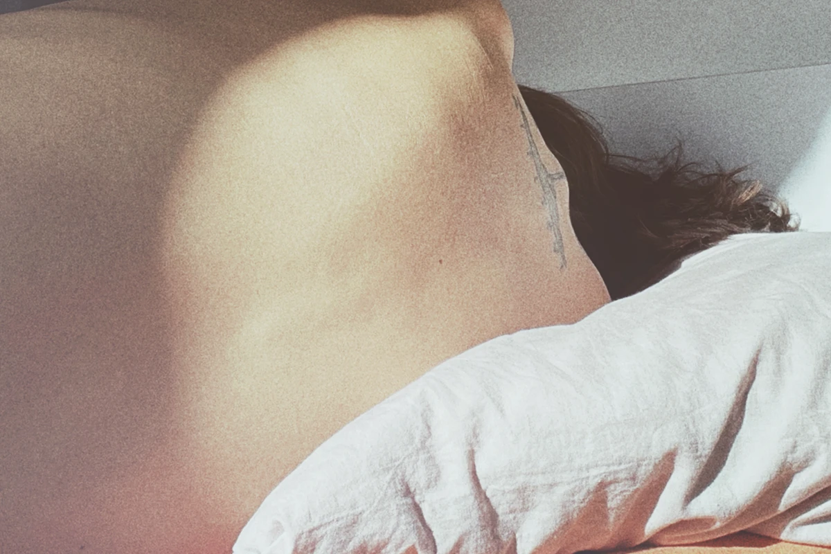 Una mujer con un tatuaje en la espalda, que expresa ansiedad sexual.
