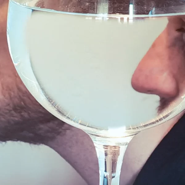 hombre con boca seca porque siente ansiedad