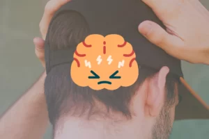 La cabeza de una persona con un cerebro, experimentando dolores de cabeza por ansiedad.