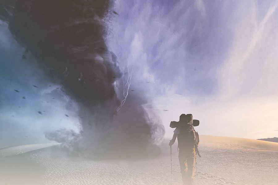 Una persona caminando hacia una tormenta masiva en un paisaje desértico, buscando curar la ansiedad generalizada.