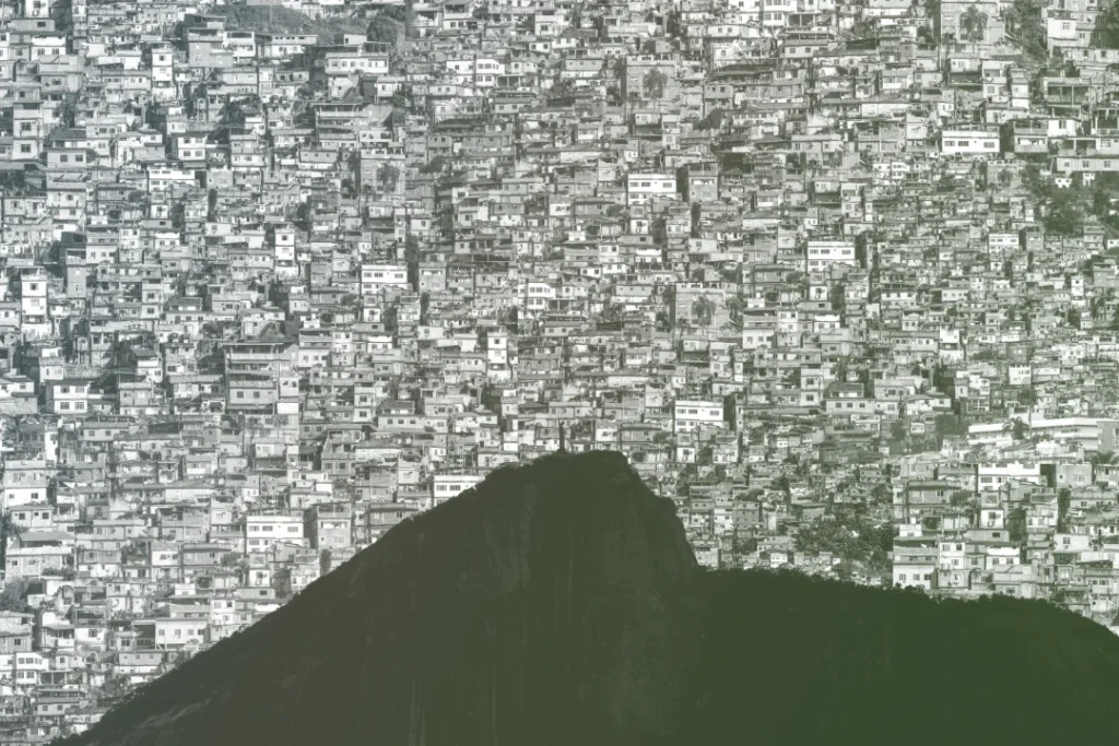 Asentamiento denso en la ladera de una montaña con numerosos edificios pequeños, que crean un patrón de textura en el paisaje, muy parecido a la intrincada red de pensamientos en la ansiedad social.