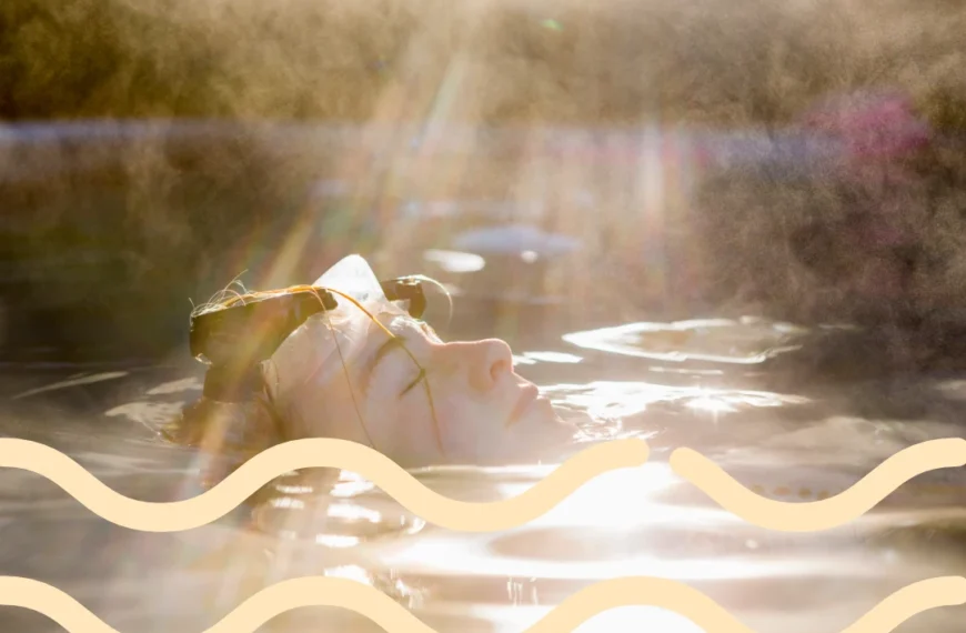 Una persona con gafas de natación flota de espaldas en el agua iluminada por el sol, con la niebla levantándose a su alrededor, encontrando un momento de paz en medio de los desafíos de la autoestima baja en adolescentes.